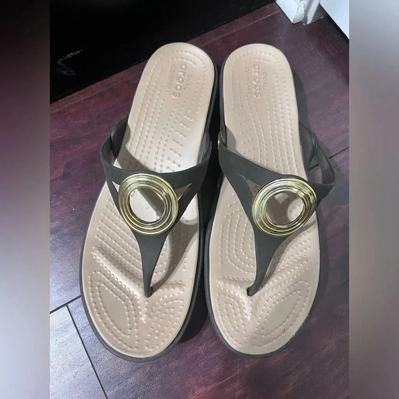 Crocs Sanrah Women’s Sandals Embellished Dual Comfort Flip Flops Brown/Tan Sz 11 - Picture 9 of 10